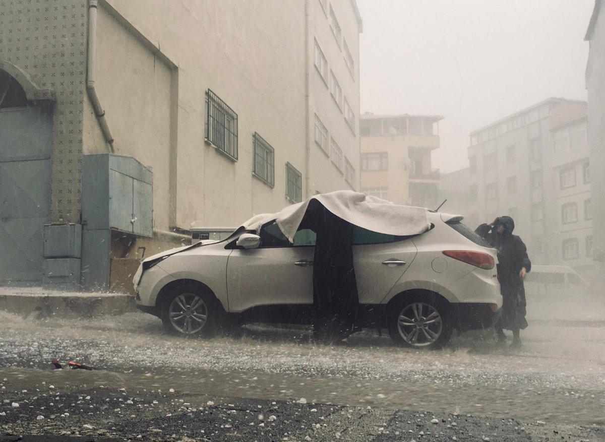 İstanbul'da etkili olan dolu araçlara zarar verdi