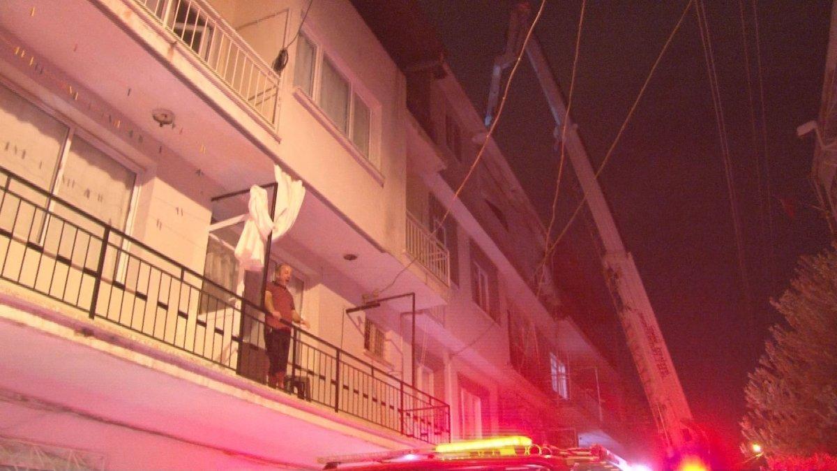 Bornova'da bir binanın teras katında piknik tüpü patladı