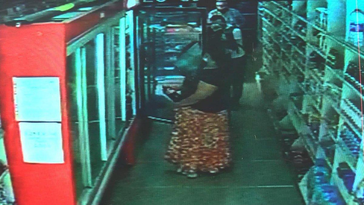 Küçükçekmece'de marketten ürün çalan kadınlar kamerada