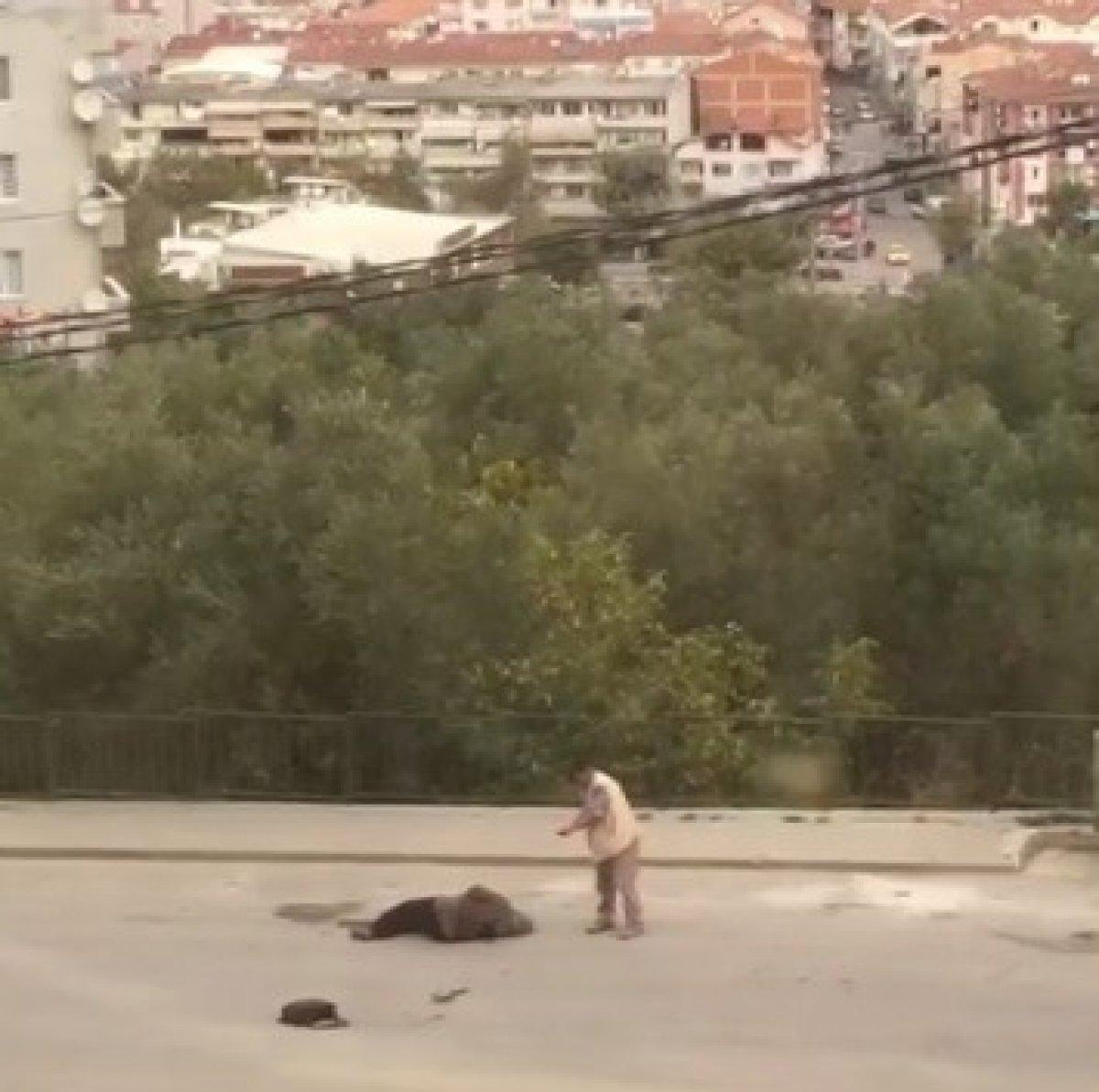 Bursa’da sokak ortasında vurulan kadını olay yerinden geçen doktor kurtardı