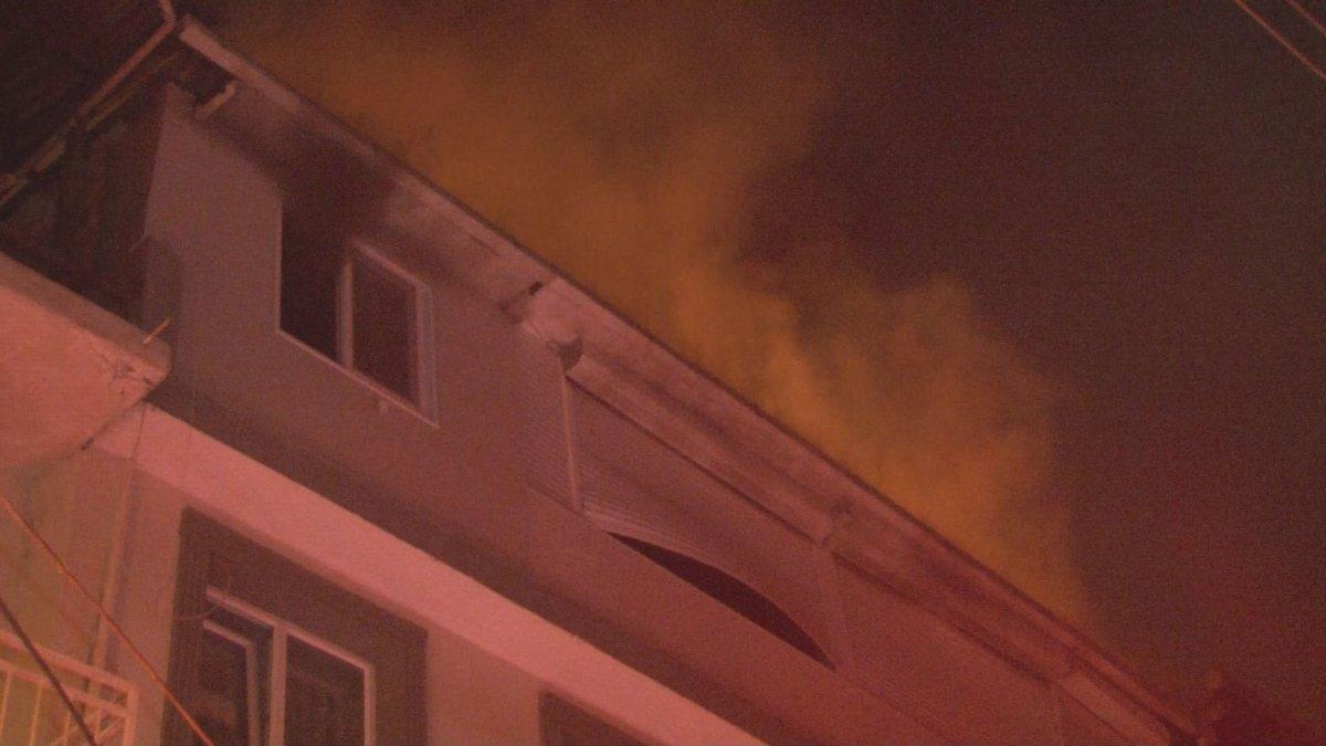 Bornova'da bir binanın teras katında piknik tüpü patladı