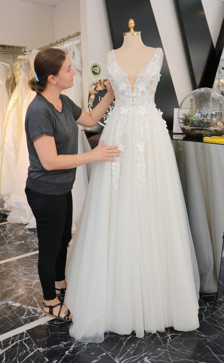 Adana’da gelinliği kirletip, kadın çalışanı darbettiler