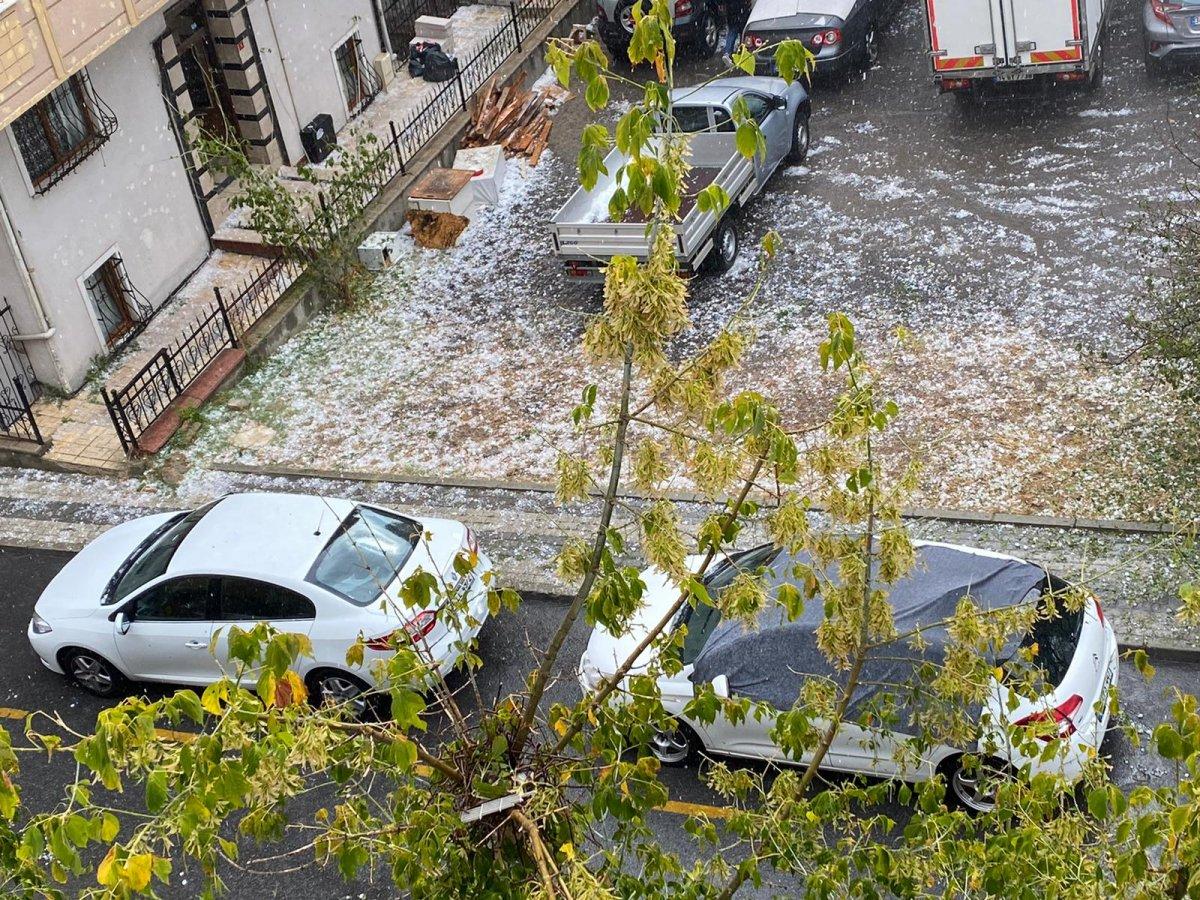 İstanbul'da etkili olan dolu araçlara zarar verdi