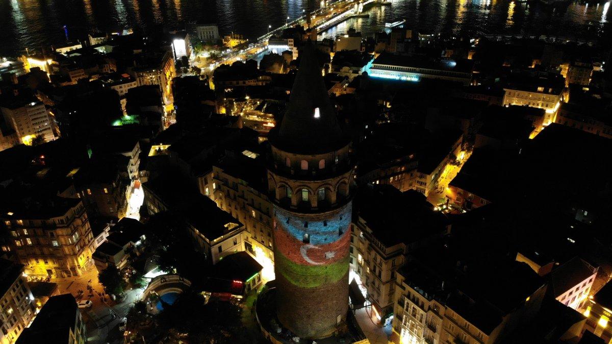 Galata Kulesi'nde Azerbaycan'a özel ışıklandırma yapıldı