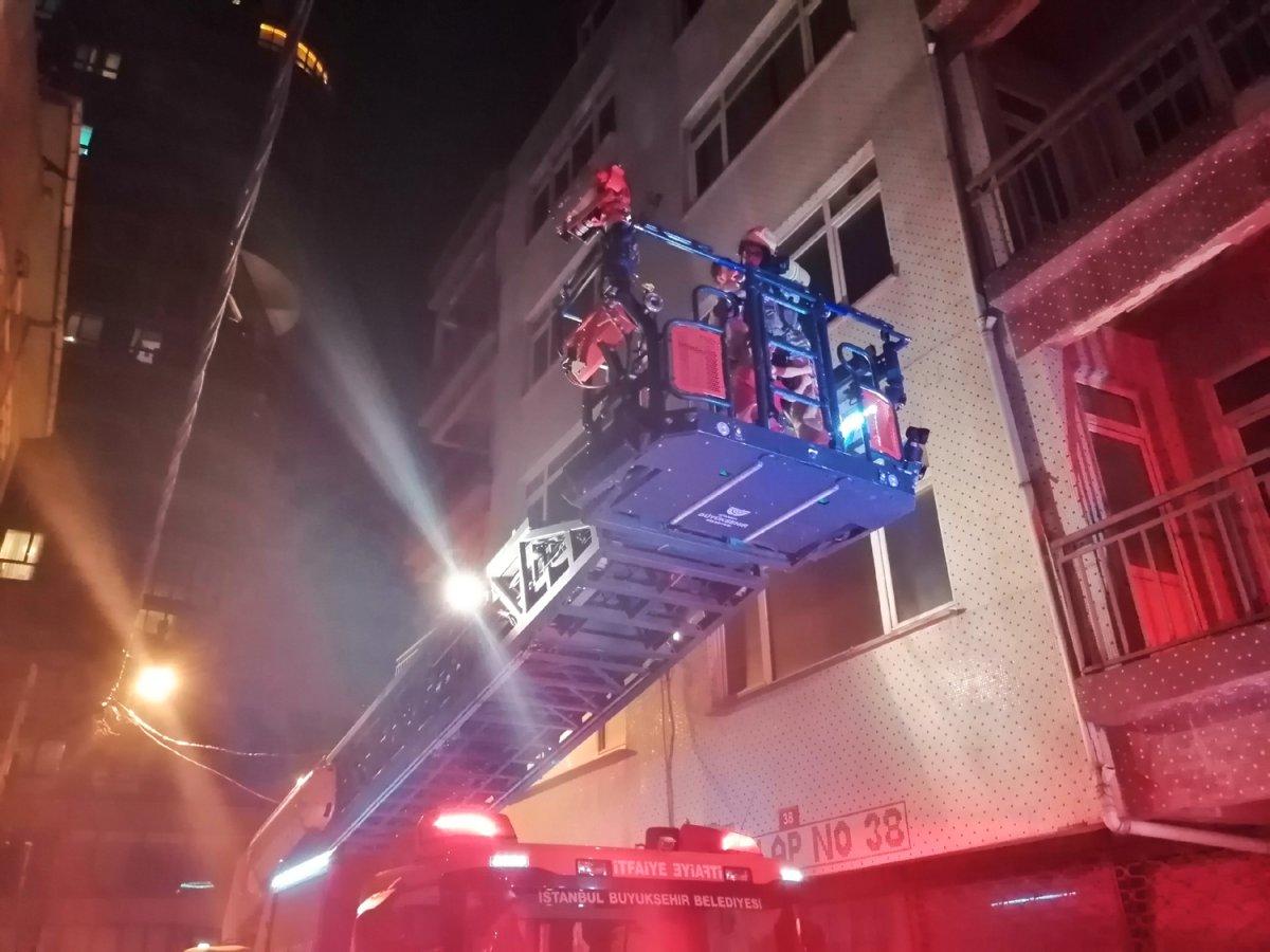 Kadıköy'de yangın: 20 kişi kurtarıldı