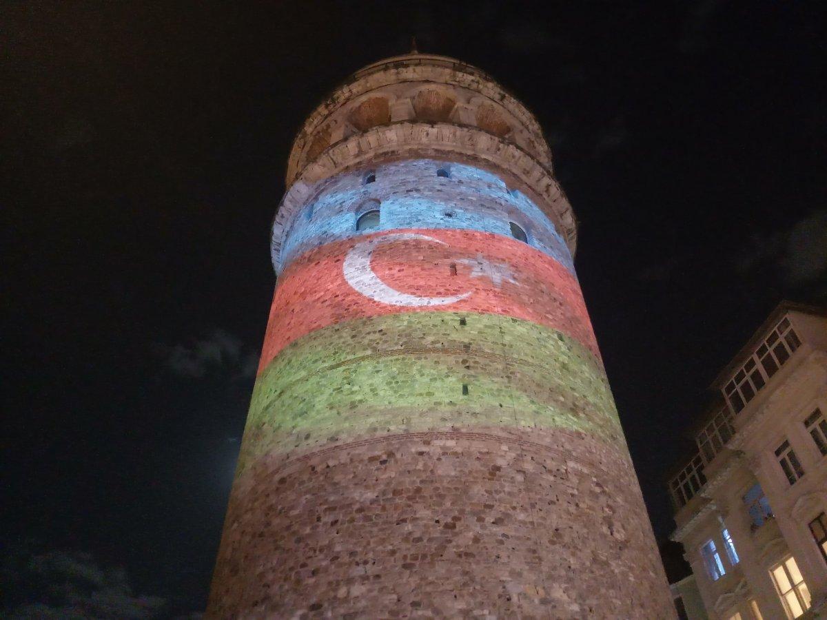 Galata Kulesi'nde Azerbaycan'a özel ışıklandırma yapıldı