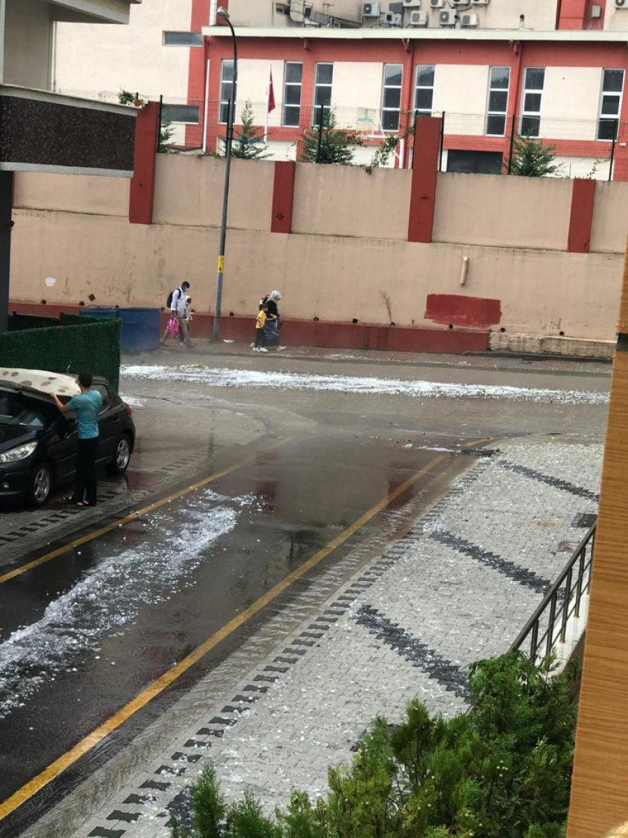 İstanbul'da etkili olan dolu araçlara zarar verdi