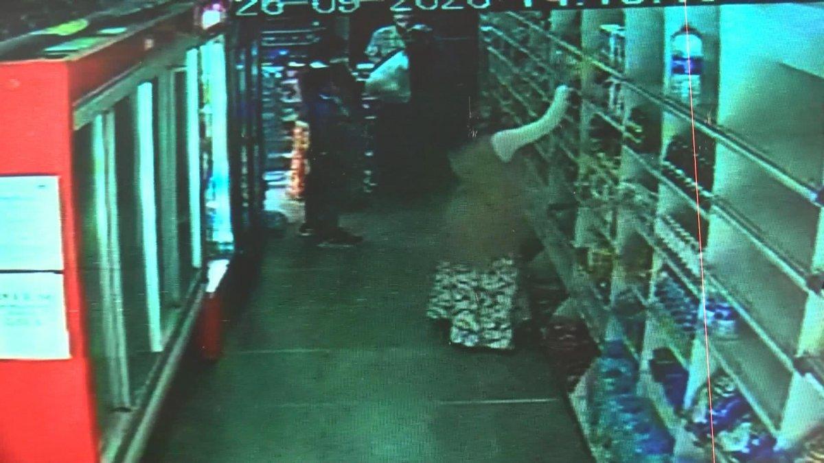 Küçükçekmece'de marketten ürün çalan kadınlar kamerada