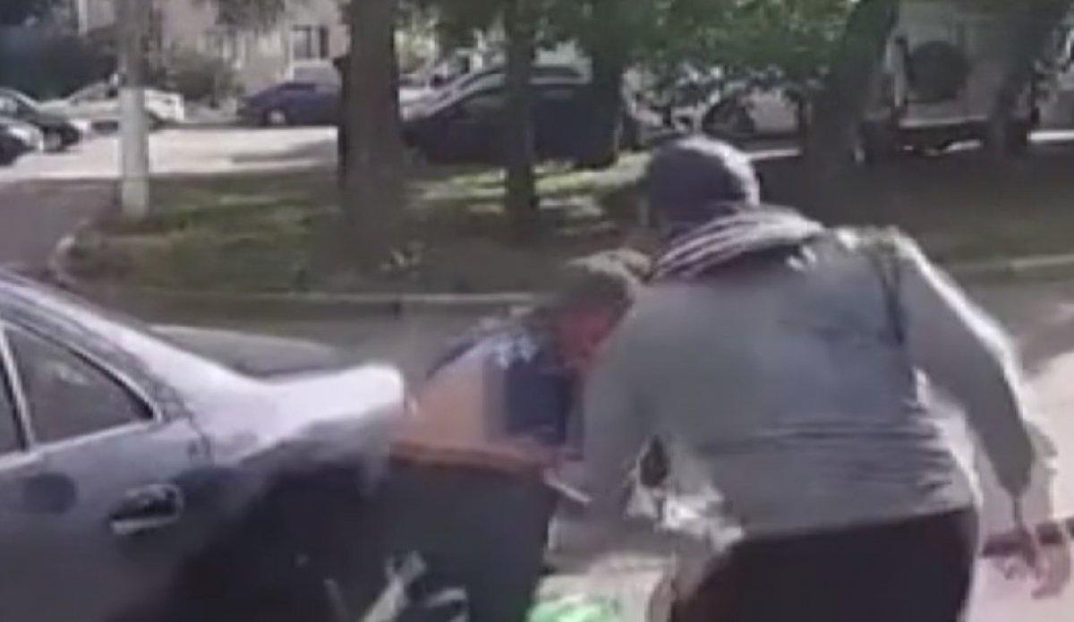 Rusya’da otomobil çalmaya kalkıştı, dayak yedi