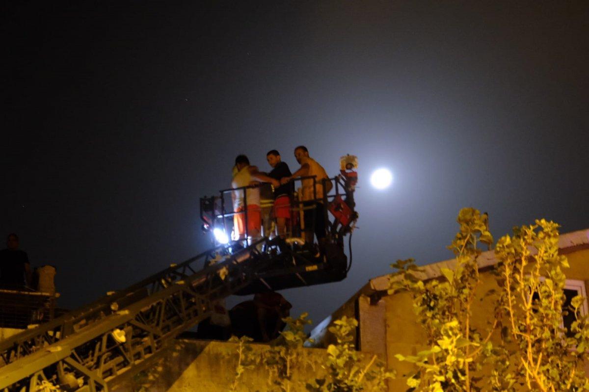 Kadıköy'de yangın: 20 kişi kurtarıldı