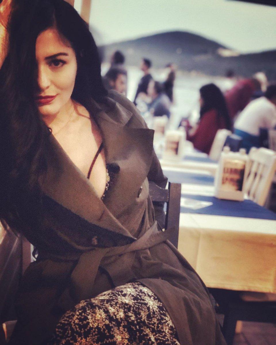 Başörtülüleri taciz eden Deniz Çakır, Kim Kardashian'ı eleştiren Ece Üner'e 'avam' dedi! Deniz Çakır kimdir?