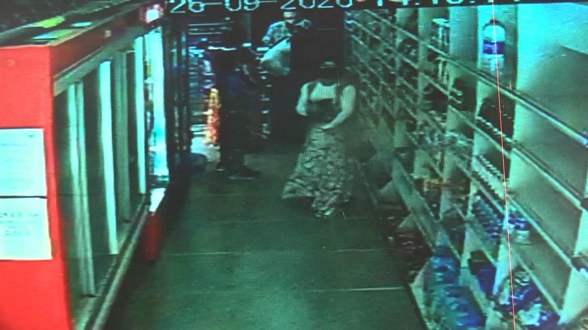 Küçükçekmece'de marketten ürün çalan kadınlar kamerada