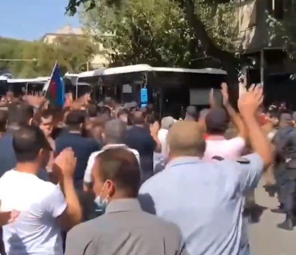 Azerbaycanlılar orduya katılan askerleri alkışlarla uğurladı