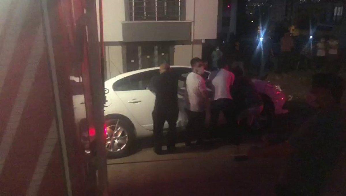 Sultanbeyli'de vatandaşlar, çukura düşmek üzere olan aracı tuttu