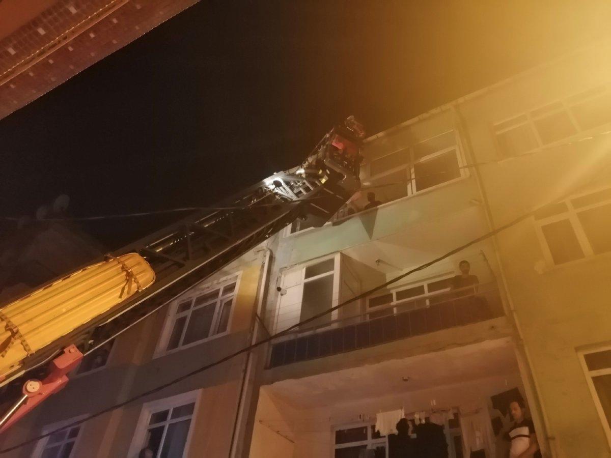 Kadıköy'de yangın: 20 kişi kurtarıldı