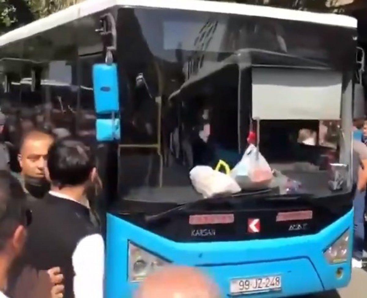 Azerbaycanlılar orduya katılan askerleri alkışlarla uğurladı