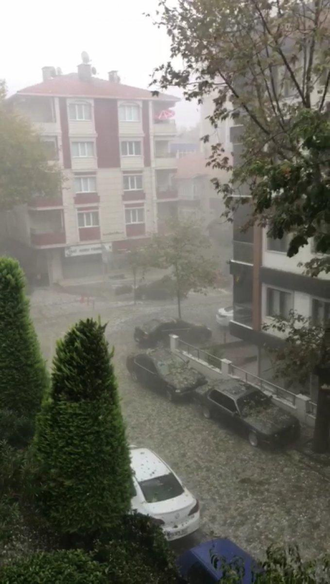 İstanbul'da etkili olan dolu araçlara zarar verdi