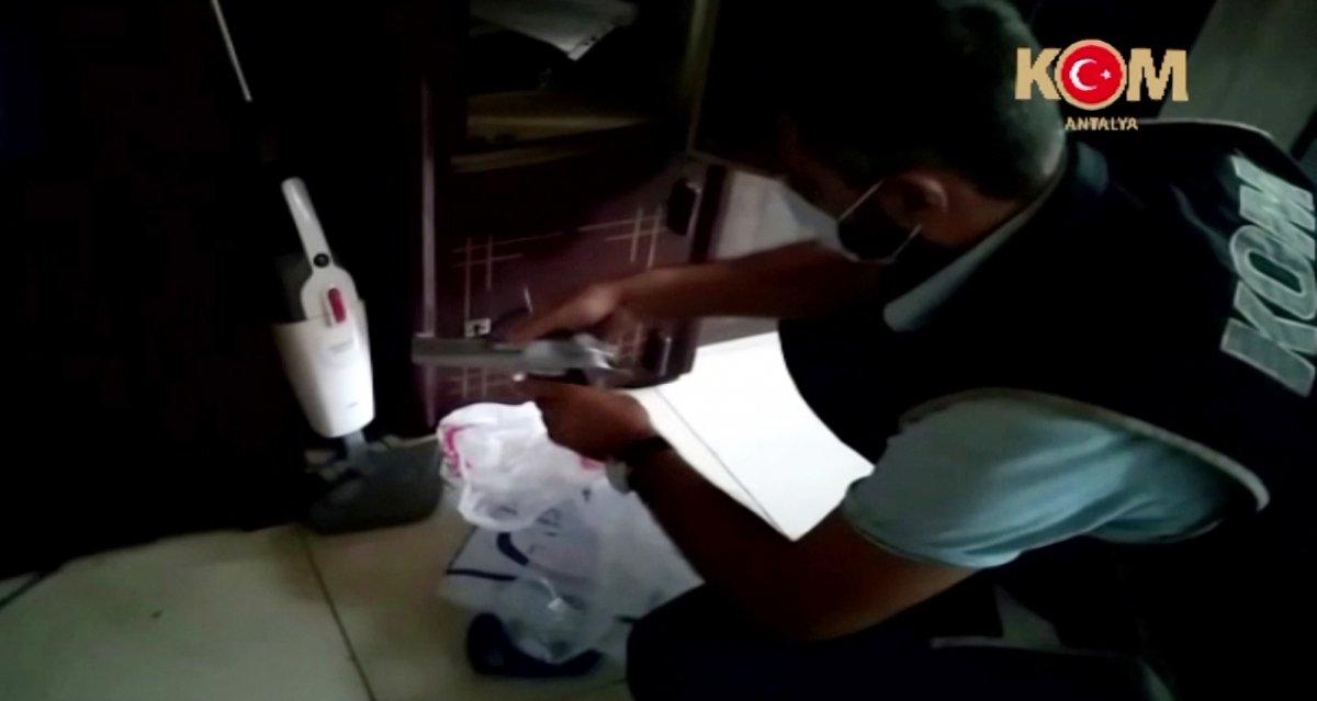 Antalya’da zorla senet imzalatmak isteyen tefeciler pitonla korkuttu