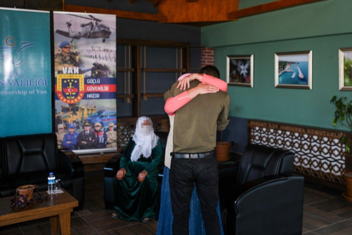 Van'da ikna çalışmalarıyla teslim olan PKK'lı terörist ailesi ile buluştu