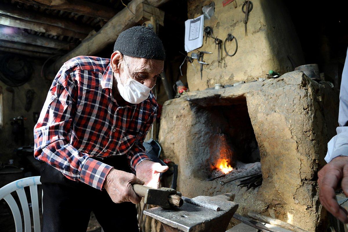 Bingöllü demirci kuzen dedeler, yıllara meydan okuyor