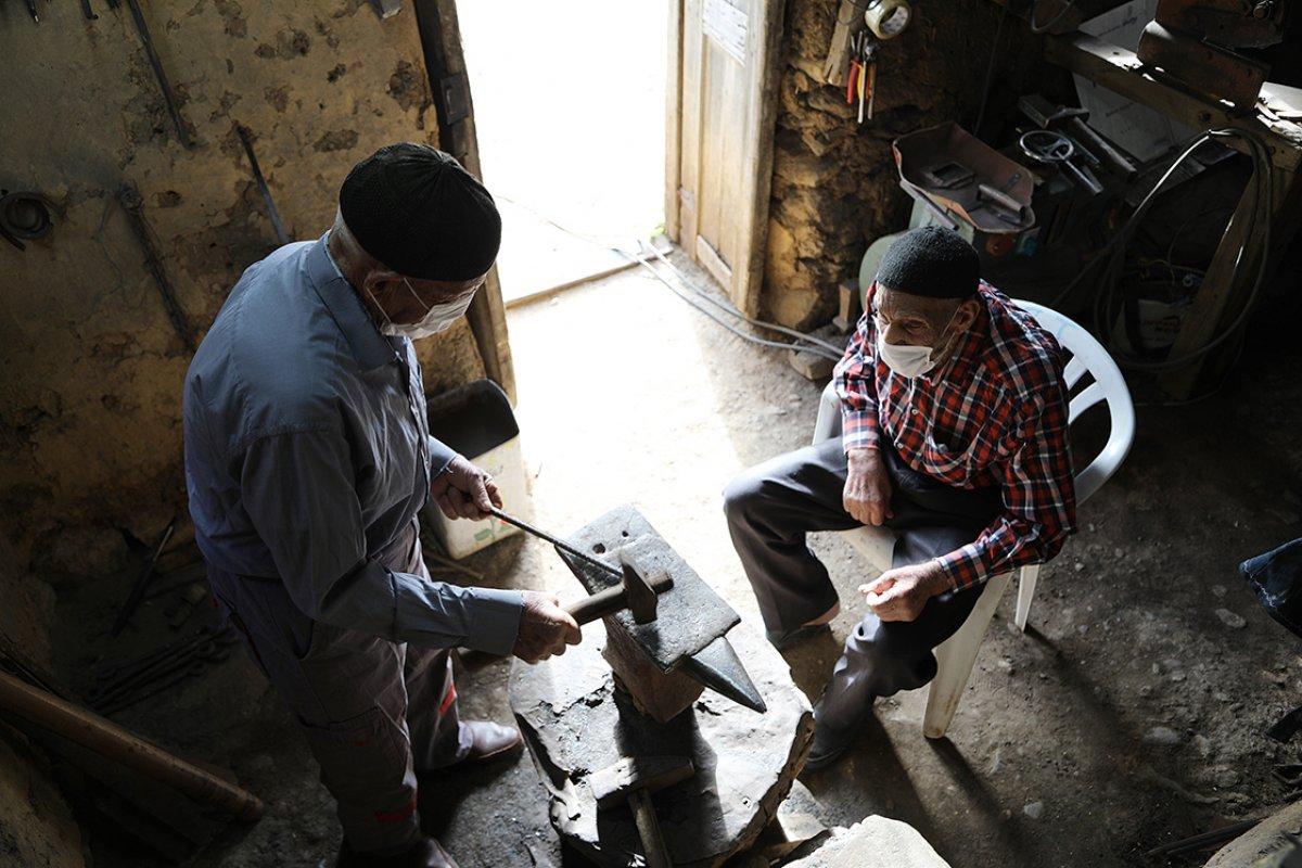 Bingöllü demirci kuzen dedeler, yıllara meydan okuyor
