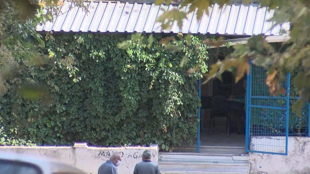 Küçükçekmece'de kahvehaneye pompalı tüfekle saldıran şahıs kamerada