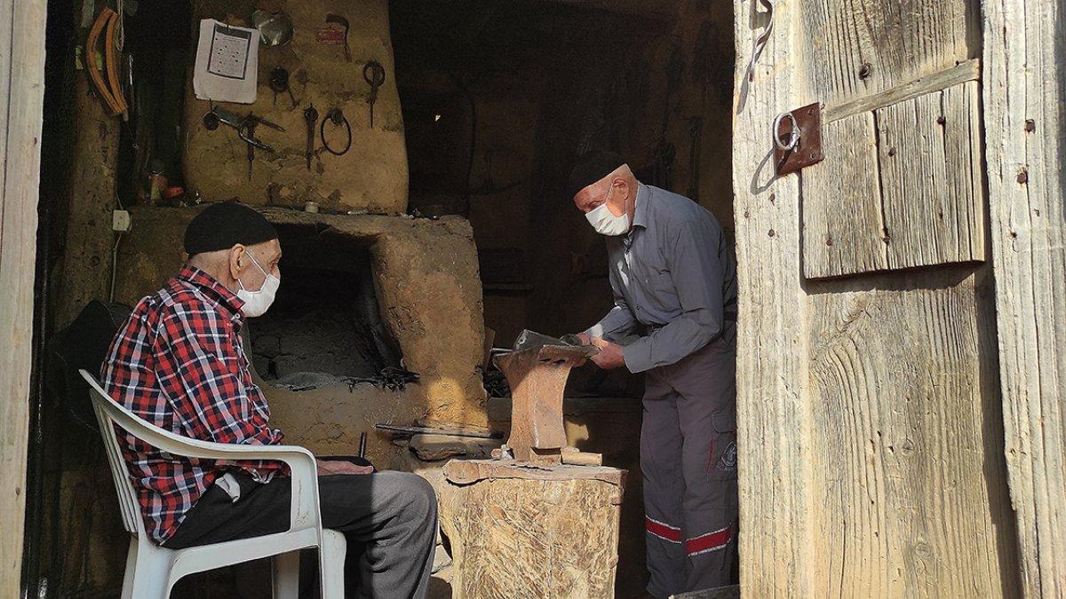 Bingöllü demirci kuzen dedeler, yıllara meydan okuyor