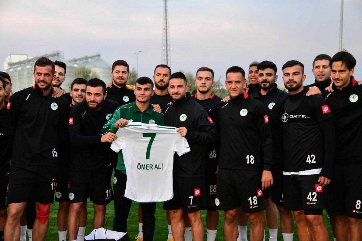 Beşiktaş'a gol attıran top toplayıcıya forma hediye edildi