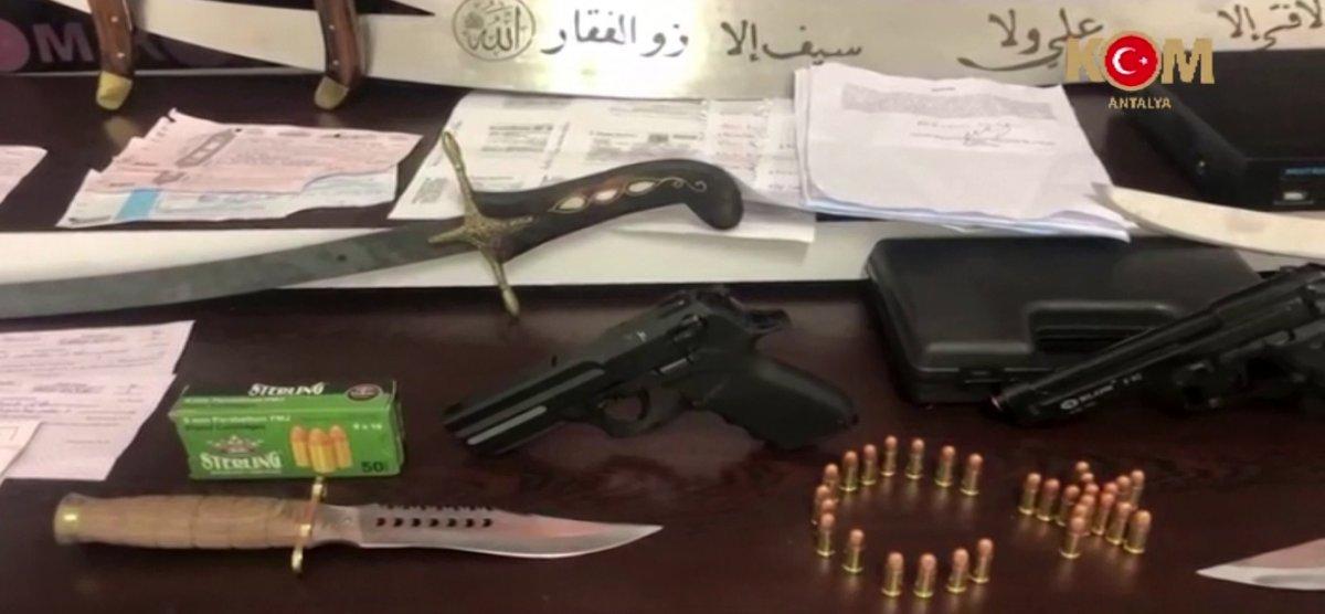 Antalya’da zorla senet imzalatmak isteyen tefeciler pitonla korkuttu