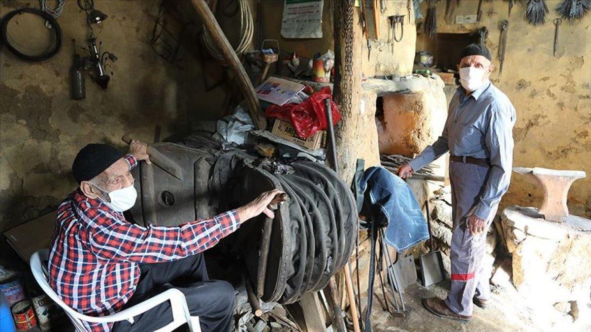 Bingöllü demirci kuzen dedeler, yıllara meydan okuyor