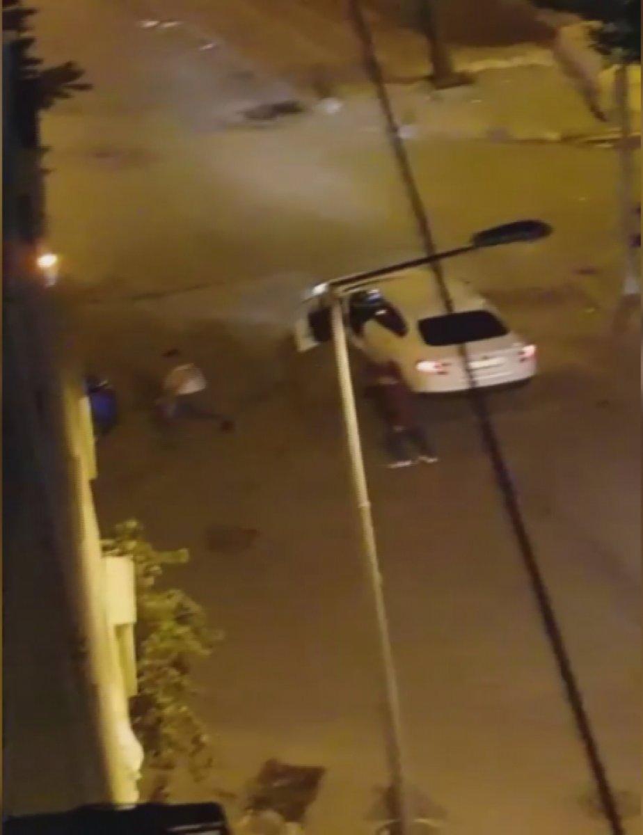 Küçükçekmece'de kahvehaneye pompalı tüfekle saldıran şahıs kamerada