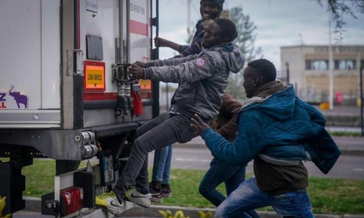 İngiltere, mültecileri feribotlarda tutmayı gündeme getirdi