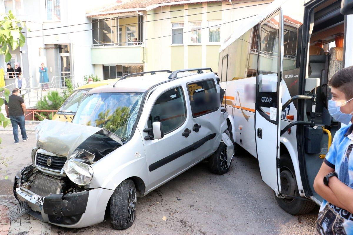 Kocaeli'de direksiyon başında kalp krizi geçiren sürücü 3 araca çarpıp öldü