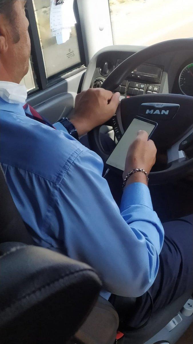 Seyir halindeki şoförün internette sörf yaptığı anlar yolcu tarafından görüntülendi