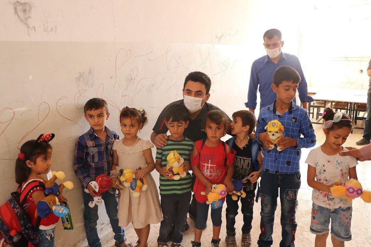 Tel Abyad'da terör zulmünden kurtulan minikler ilk defa sinema izleme heyecanı yaşadı