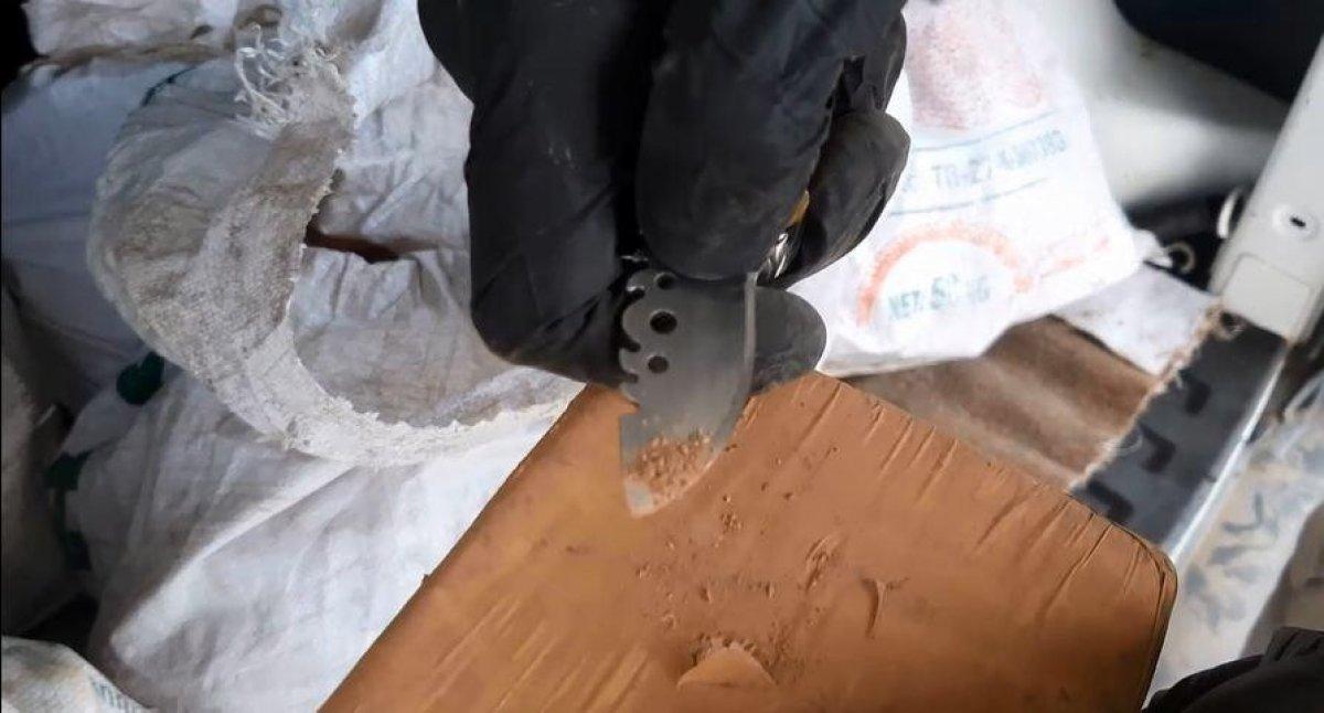 Van'da arama yapılan kamyonette 102 kilo eroin ele geçirildi