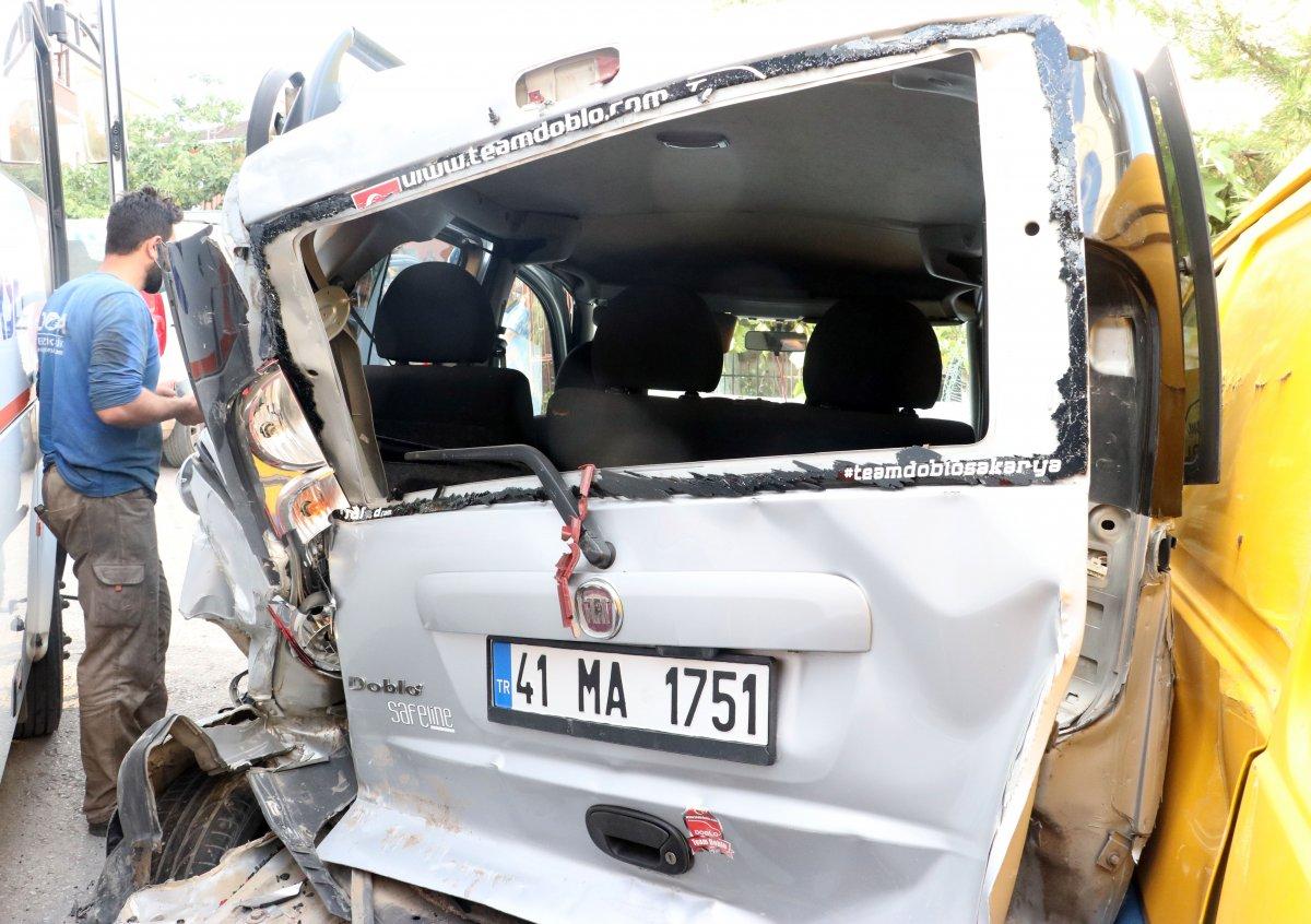 Kocaeli'de direksiyon başında kalp krizi geçiren sürücü 3 araca çarpıp öldü