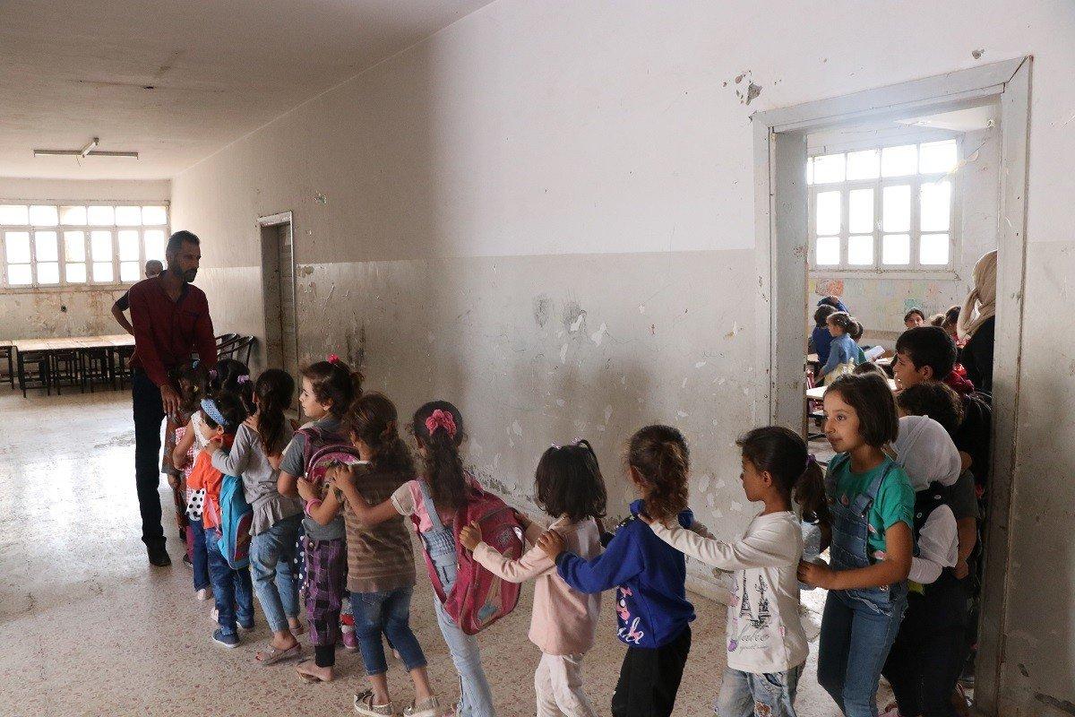 Tel Abyad'da terör zulmünden kurtulan minikler ilk defa sinema izleme heyecanı yaşadı