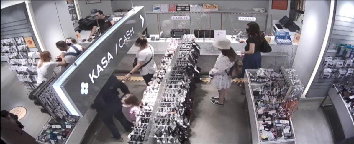 Taksim’de giyim mağazasındaki kasa sırasında kavga çıktı