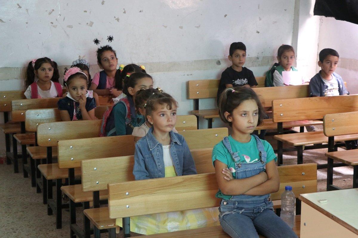 Tel Abyad'da terör zulmünden kurtulan minikler ilk defa sinema izleme heyecanı yaşadı