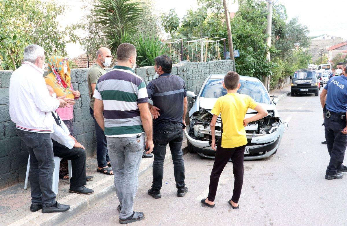 Kocaeli'de direksiyon başında kalp krizi geçiren sürücü 3 araca çarpıp öldü
