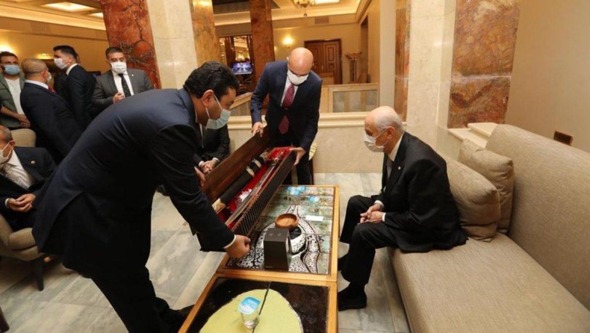 Devlet Bahçeli'ye Fetih Sureli kılıç hediyesi