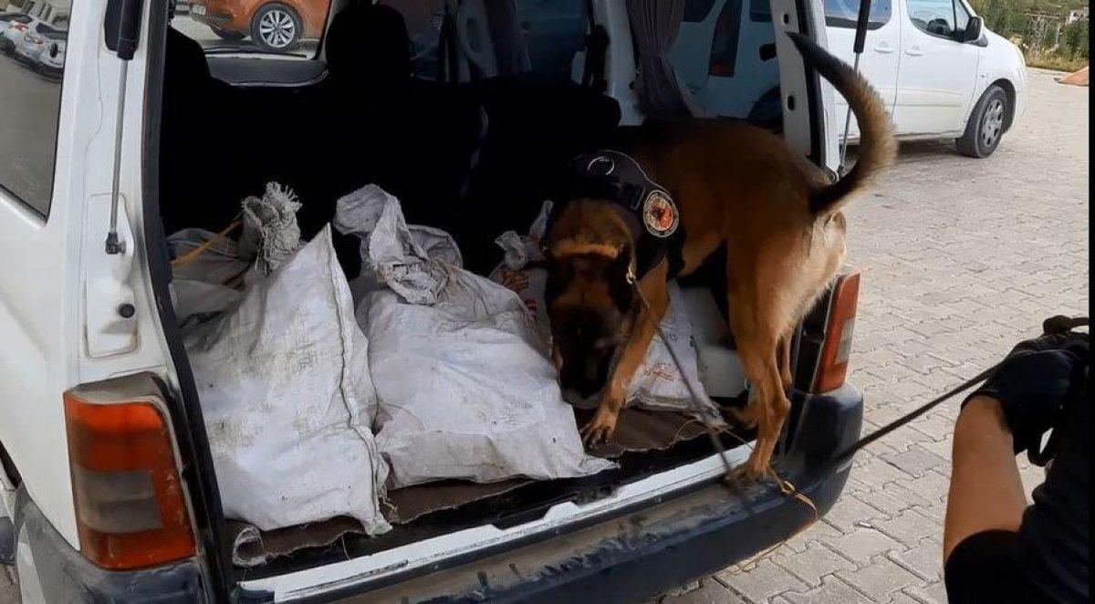 Van'da arama yapılan kamyonette 102 kilo eroin ele geçirildi