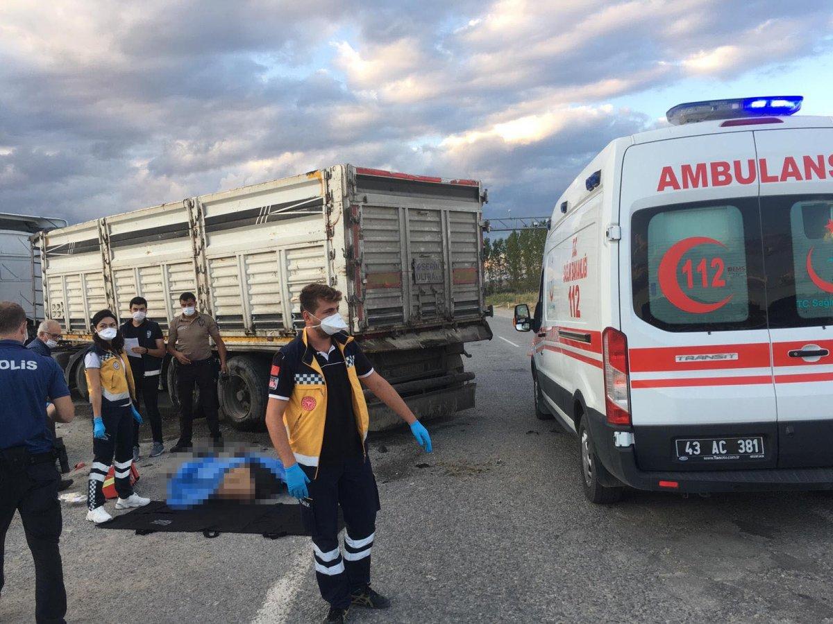 Kütahya’da kamyona çarpan motosiklet sürücüsü hayatını kaybetti