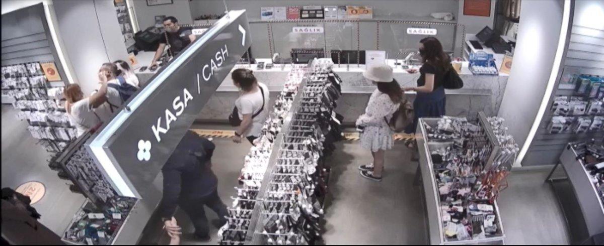 Taksim’de giyim mağazasındaki kasa sırasında kavga çıktı