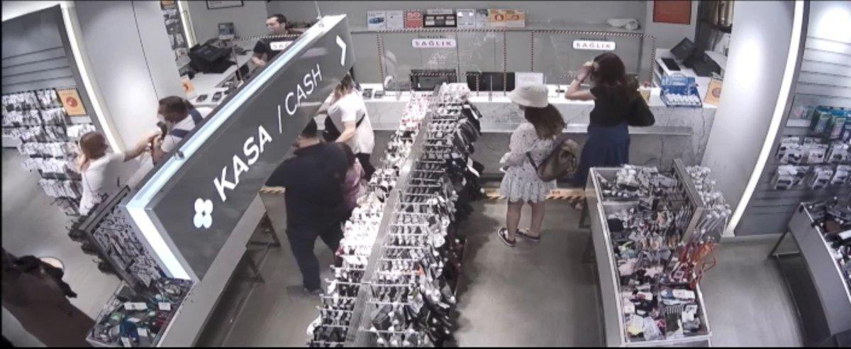 Taksim’de giyim mağazasındaki kasa sırasında kavga çıktı