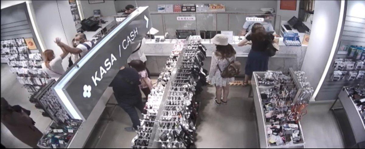 Taksim’de giyim mağazasındaki kasa sırasında kavga çıktı