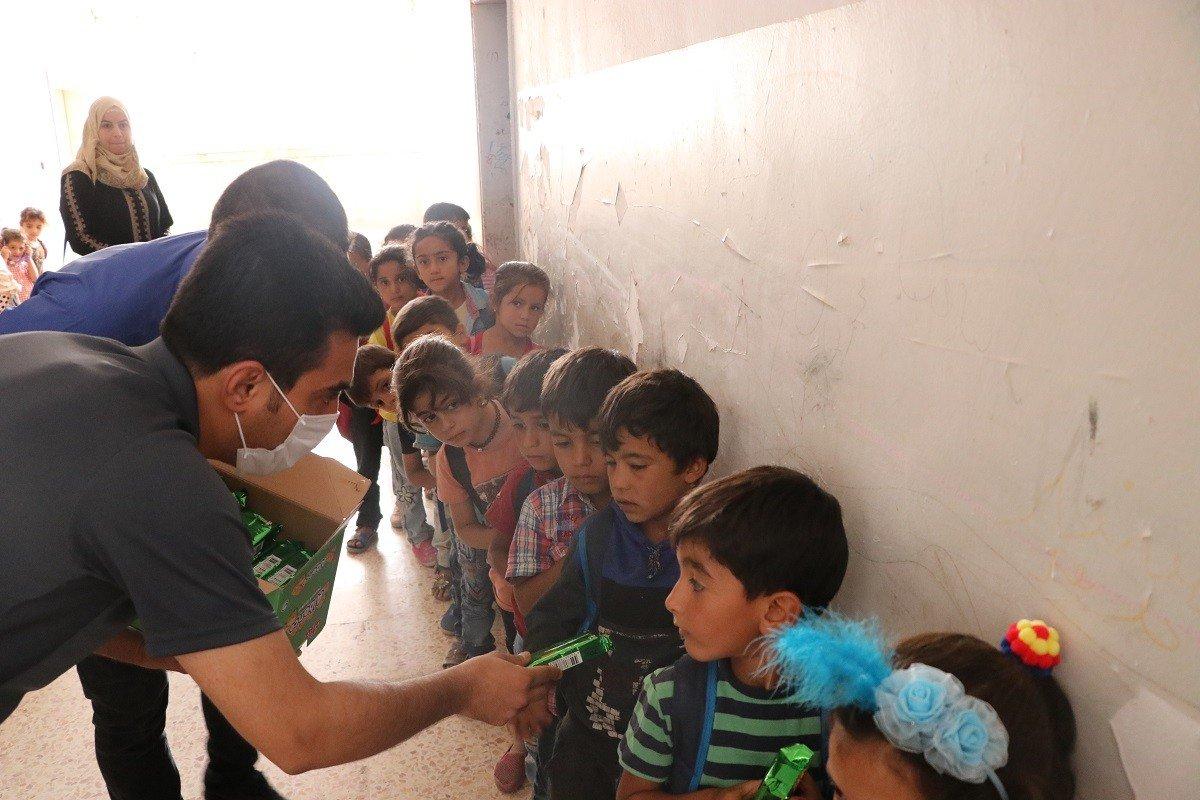 Tel Abyad'da terör zulmünden kurtulan minikler ilk defa sinema izleme heyecanı yaşadı