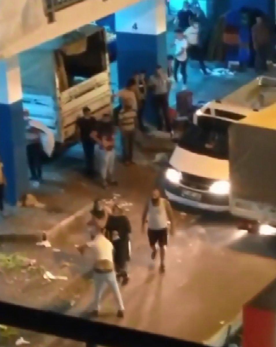 Antalya'da pazarcılar arasında çıkan kavga kamerada
