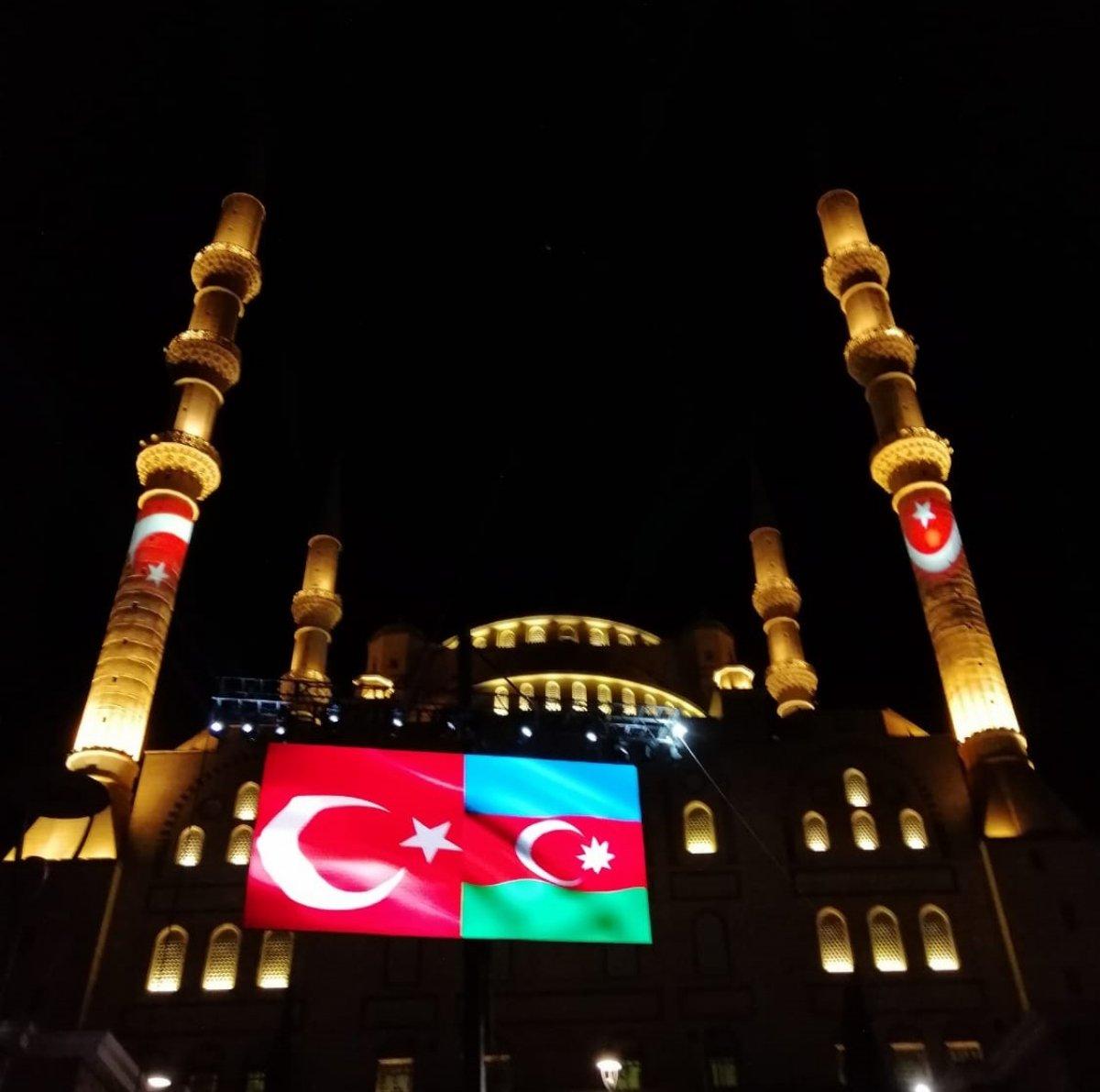 Kahramanmaraş'ta camiye yansıtılan ışıklı bayrak ile Azerbaycan’a destek